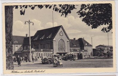 88454 Ak Köthen in Anhalt Bahnhof mit Autos davor um 1940