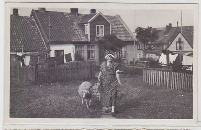 30767 Ak Helgoländerin mit Schaf um 1930
