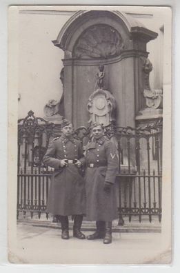 68003 Foto Ak 2 Deutsche Luftwaffensoldaten in Brüssel vor Manneken pis 1941