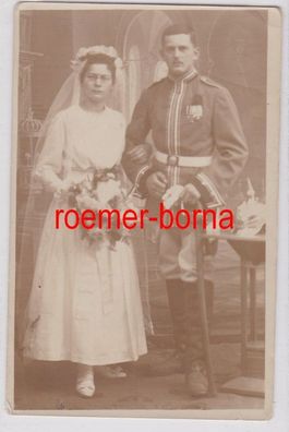 43511 Hochzeitsfoto Ak Karabinier mit Helm, Säbel und Orden um 1915