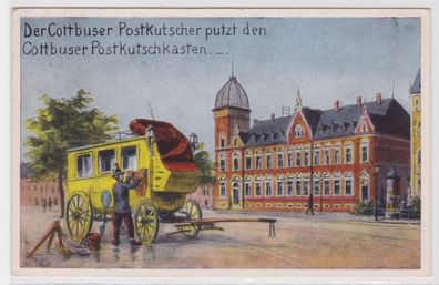 97429 Künstler Ak Der Cottbuser Postkutscher putzt den Cottbuser Postkutschkaste