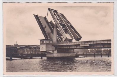 98667 Ak Stralsund Rügendamm Klappbrücke 1950