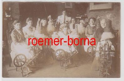 82521 Foto Ak erzgebirgische Frauen am Spinnrad um 1910