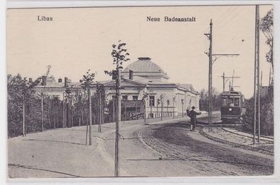 91564 AK Libau - Neue Badeanstalt davor Straßenbahn und Allee um 1910