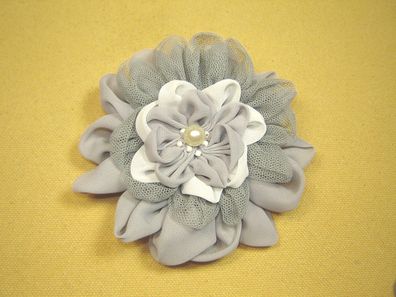 große Ansteckblume handgearbeitet verschiedene grau m Perle 12cm p