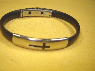 Armband Kautschuk schwarz mit Clipverschluß Metallauflage Kreuz AB5