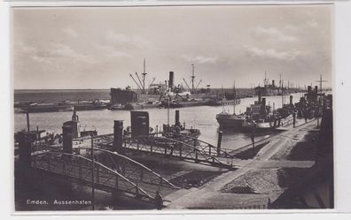 70318 Ak Emden Aussenhafen mit Schiffen um 1930