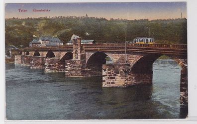 90917 Ak Trier Römerbrücke mit Strassenbahn 1917