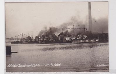 66385 Foto Ak die Kieler Torpedobootsflotille vor der Ausfahrt um 1925