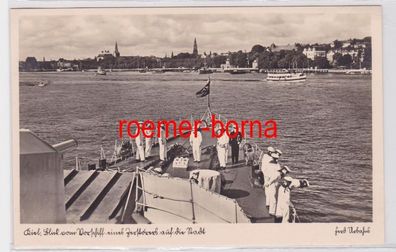 85328 Foto Ak Kiel, Blick vom Vorschiff eines Zerstörers auf die Stadt 1941