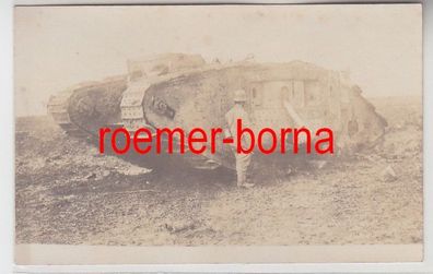 40883 Foto Ak zerstörter englischer Tank Panzer in Frankreich um 1918