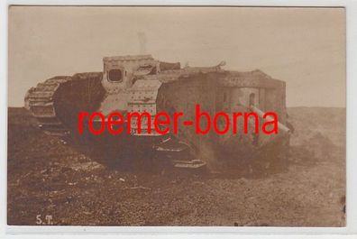 80062 Foto Ak zerstörter englischer Tank Panzer in Frankreich um 1918