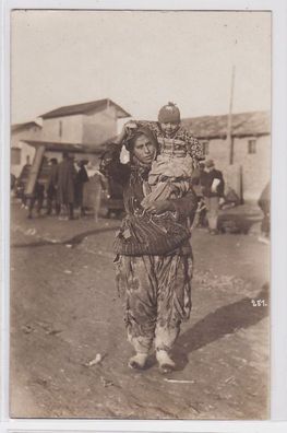 93469 Foto AK Mazedonien Frau mit Kind im Arm 1. Weltkrieg