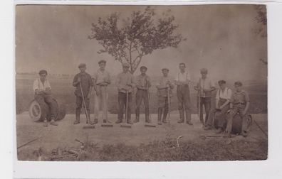 92208 Foto Ak Arbeiter bei Strassenbauarbeiten um 1920