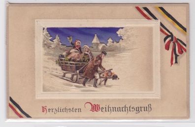 98812 geprägte Ak Herzlichsten Weihnachtsgruß: Familie mit Schlitten im Schnee
