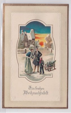 98934 geprägte Ak Ein frohes Weihnachtsfest: Familie mit Schlitten um 1915