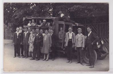 92202 Foto Ak LKW mit Ausflugsgruppe um 1920
