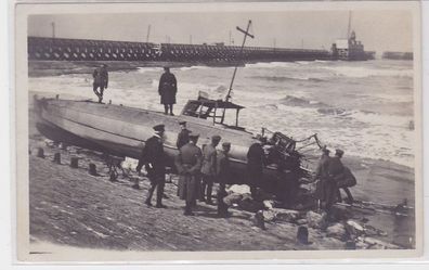 93853 Foto Ak abgeschossenes Torpedo Schnellboot an der Ostmole von Ostende 1918