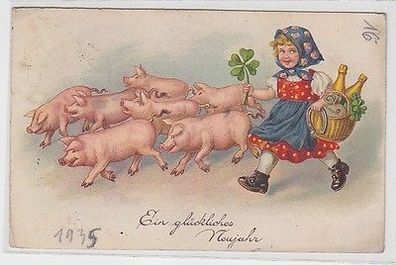 64327 Neujahrs Ak Kind mit Präsentkorb treibt Schweine 1935