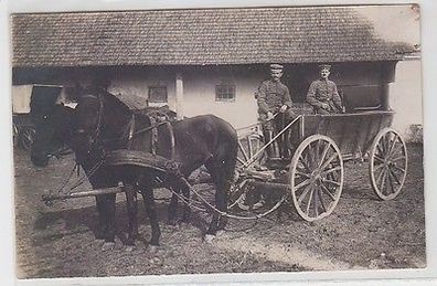 30128 Foto Ak 2 Husaren mit Pferdegespann im 1. Weltkrieg