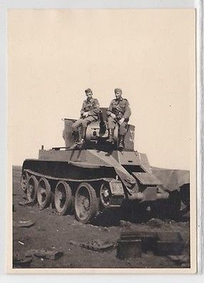 06714 Foto 2 Deutsche Soldaten auf Panzer sitzend im 2. Weltkrieg