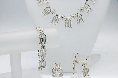 4-teilige Set (Collier, Armband, Ring, Ohrringe) aus 925er und 950er Silber