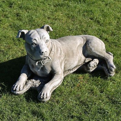 Steinfigur Hund Pitbull liegend 68x40cm grau Englischer Steinguss frostfest