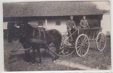 03745 Foto Ak 2 Husaren mit Pferdegespann im 1. Weltkrieg