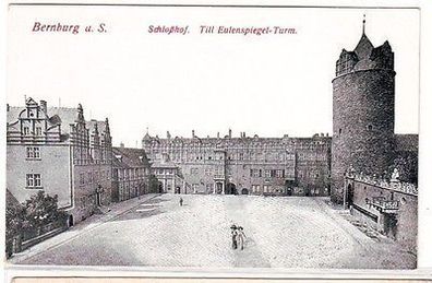 65457 Ak Bernburg a.S. Schloßhof Till Eulenspiegel-Turm um 1910