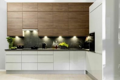 Küche Küchenzeile 290 cm erweiterbar hellgrau Glanz Nussbaum Griffleisten