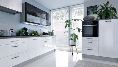 Küche, Schränke, Küchenzeile erweiterbar Weiss Glanz lackiert schwarze Vitrinen