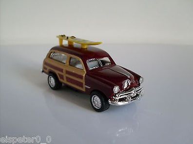 Ford Woody mit Surfbord braun, Kinsmart Auto Fertigmodell 1:82