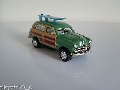 Ford Woody mit Surfbord grün, Kinsmart Auto Fertigmodell 1:82