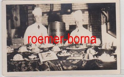 60746 Foto Ak Volkstädt 2 Köche bzw. Konditoren vor Buffett um 1910