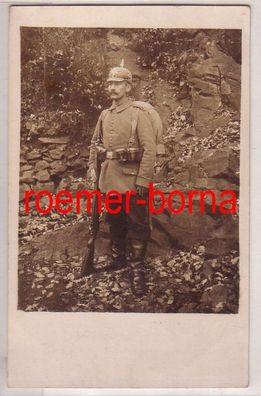 65488 Foto Ak Garde Soldat mit 'Schwalbennestern' im Kriegsjahr 1915