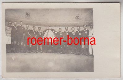 79884 Foto Ak Altenburg Fussballklub des Turnverein mit Lorbeerkranz um 1910