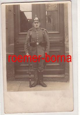 80055 Feldpost Foto Ak Chemnitz Soldat mit Pickelhaube und Karabiner 1914