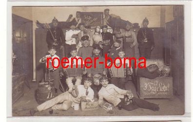 80174 Ak Humor Riesa Gruppenbild in der Stube 1912