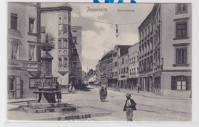 85888 AK Rosenheim - Kaiserstrasse, Straßenansicht mit Brunnen & Geschäften 1907