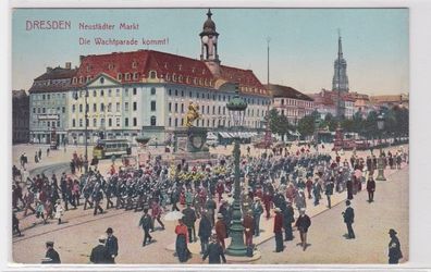 91624 Ak Dresden neustädter Markt die Wachtparade kommt um 1910