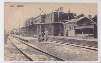 92236 Feldpost AK Mitau - Bahnhof mit drei Soldaten auf der Gleisanlage 1916