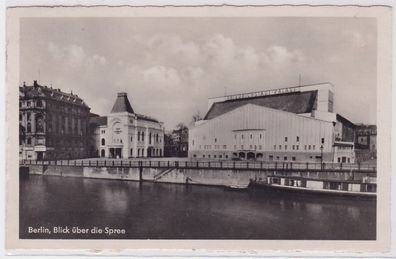 93045 Ak Berlin Blick über die Spree mit Friedrichstadt Palast 1950