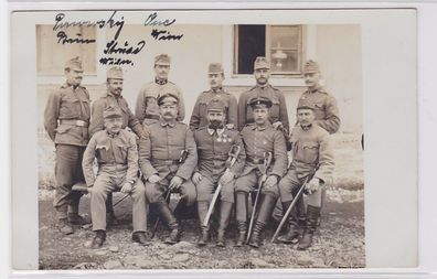 93404 Foto AK K. u. K. Soldaten mit Orden und Säbeln 1. Weltkrieg