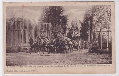 94337 AK Deutsche Truppen passieren das Zentralwerk der Festung Ossowiec 1916