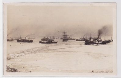 94417 Ak eingefrorene Dampfer auf der Reede von Kiel Holtenau um 1929