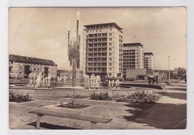 94480 AK Halle (Saale) - Chemiebrunnen und Hochhäuser in der Leninallee 1972