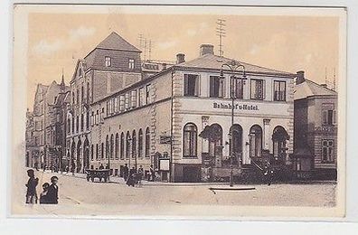 66447 Ak Neumünster Bahnhofs Hotel und Frisör 1914