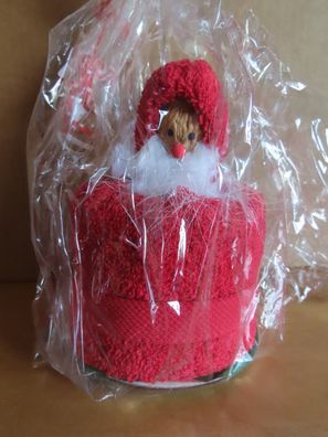 Geschenkpackung mit einem Gästetuch geformt als Weihnachtsmann
