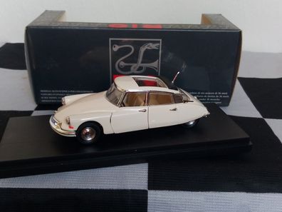 Citroen DS 19 with Telephone Antenna, Rio