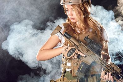 Muralo VLIES Fototapeten Tapeten XXL Junge Frau Maschinengewehr 4267